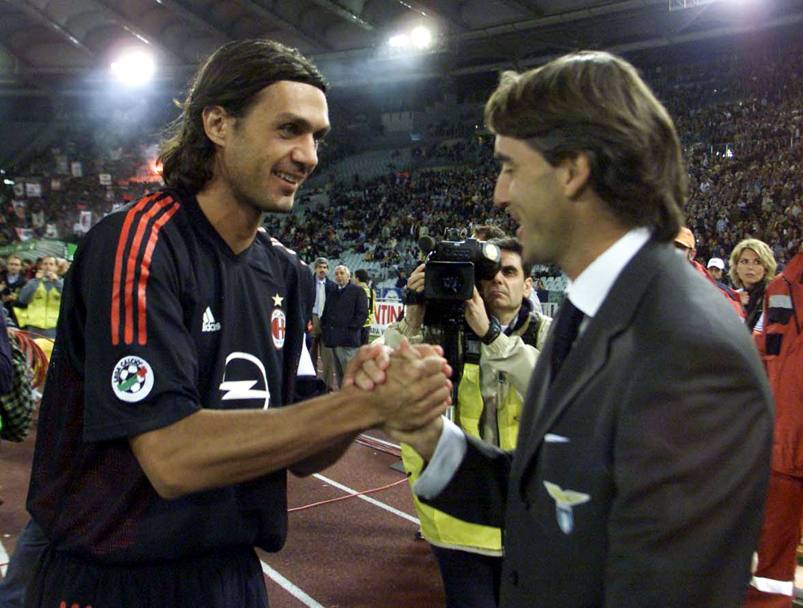 Stretta di mano con il capitano Maldini prima di Lazio Milan nel settembre 2002 (Ap)